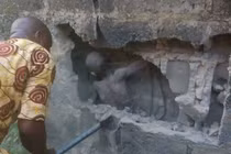 Nghe tiếng hát trong tường, run sợ đập phá, rồi phát hiện...