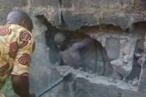 Nghe tiếng hát trong tường, run sợ đập phá, rồi phát hiện...