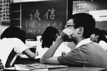 Mẹ bỏ rơi con trai bên đường và lý do ai nghe cũng hãi