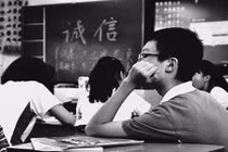 Mẹ bỏ rơi con trai bên đường và lý do ai nghe cũng hãi