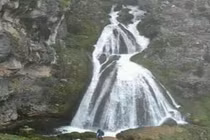 Thác nước kỳ dị, cứ mưa là hiện hình cô dâu
