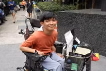 Bị mẹ ruột nói “nên chết đi thì hơn”, chàng trai thay đổi cả số phận 