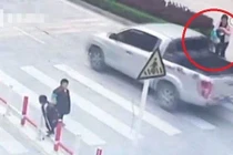 Chỉ vì mẹ mải chơi điện thoại, con gặp phải điều kinh hoàng này...