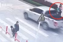 Chỉ vì mẹ mải chơi điện thoại, con gặp phải điều kinh hoàng này...