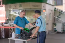 Phát hoảng thấy súng trong hành lý, rồi “té ngửa” với sự thật bất ngờ hơn...