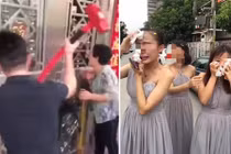 Chuyện lạ hôm nay: Mang búa đi rước dâu, chú rể còn làm điều sốc hơn...