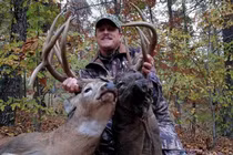 Tìm thấy hươu "hai đầu" dị dạng và sự thật khốc liệt