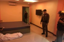 Dọn phòng phát hiện "xác chết" cuốn chặt, "té ngửa" sự thật bất ngờ 