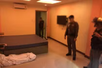 Dọn phòng phát hiện "xác chết" cuốn chặt, "té ngửa" sự thật bất ngờ 