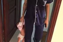 “Mổ xẻ” chuyện người mẹ trẻ xăm trổ xách con 3 tuần tuổi lủng lẳng trên tay