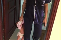 “Mổ xẻ” chuyện người mẹ trẻ xăm trổ xách con 3 tuần tuổi lủng lẳng trên tay