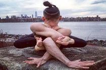 "Dị nhân" tự kỷ và những màn bẻ cong cơ thể không tin nổi