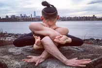 "Dị nhân" tự kỷ và những màn bẻ cong cơ thể không tin nổi