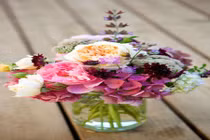 Mang cả mùa xuân vào nhà với những bình hoa độc đáo 