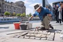 Mang đá hộc đặt ở 22 nước: Người đàn ông muốn mọi người "vấp để tỉnh"