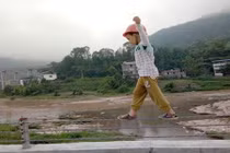 Chuyện lạ hôm nay: Cậu bé làm trò mạo hiểm và chuyện đau lòng phía sau