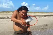 Chụp tự sướng với “quái vật”, người đàn ông trả giá kinh hoàng