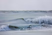 Thần kỳ hiện tượng sóng đang vỗ bờ thì đóng băng