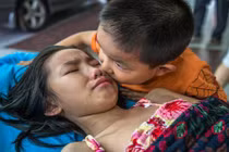 "Chị ơi, đừng khóc, còn có em..." và câu chuyện đau xé lòng đằng sau