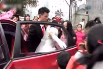 Chú rể đẩy cô dâu ngã sấp mặt trong lễ cưới và sự thật bất ngờ