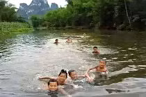 Bé 8 tuổi tắm sông về, chảy máu không ngừng và sự thật kinh hoàng 