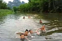 Bé 8 tuổi tắm sông về, chảy máu không ngừng và sự thật kinh hoàng 