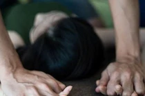 Ông nội khống chế rồi nhẫn tâm xâm hại cháu ruột 9 tuổi 