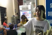 Đi uống nước mía, chàng trai "say nắng" luôn cô gái bán hàng