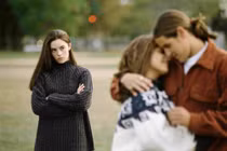 Phát hiện bạn trai mình là bạn gái của người khác