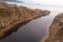 Ai đang xả nước thải ngay giữa bãi tắm Nha Trang?