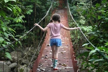 Chuyện lạ hôm nay: Cô bé tự kỷ khỏi bệnh... nhờ những chuyến đi này