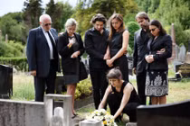 Người chết dưới mồ cất giọng "xin chào", cả tang lễ tá hỏa...