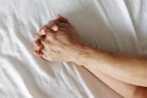 Kiểm tra hộ khẩu, vợ bàng hoàng phát hiện điều "sốc" về chồng