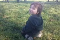 Thấy vật lạ nổi tưởng búp bê, lại gần phát hiện điều kinh hãi 