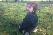 Thấy vật lạ nổi tưởng búp bê, lại gần phát hiện điều kinh hãi 