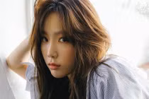 Fan cuồng sàm sỡ vòng ba và ngực của ca sĩ Hàn Quốc