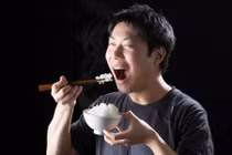 "Dị nhân" cứ ăn cơm là cơ thể tự chuyển hóa thành rượu