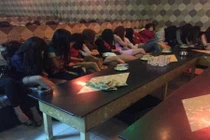 3 tiếp viên mặc hở hang tiếp bia, chiều 4 đại gia