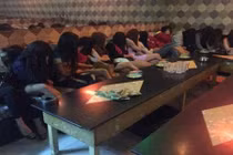 3 tiếp viên mặc hở hang tiếp bia, chiều 4 đại gia