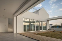 Ngôi nhà “bạch tuyết” gây ấn tượng với không gian hai khối linh hoạt