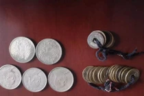 Học sinh mang xu cổ đi học, cô giáo choáng váng phát hiện...