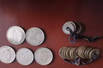 Học sinh mang xu cổ đi học, cô giáo choáng váng phát hiện...