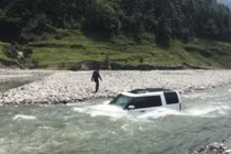 Chuyện lạ hôm nay: Tiếc tiền rửa xe, chàng trai lái xe xuống sông và...