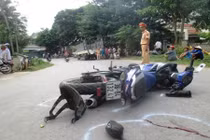 Xe máy phóng nhanh tông xe tải, 2 thanh niên thương vong