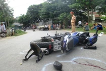 Xe máy phóng nhanh tông xe tải, 2 thanh niên thương vong