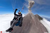 Hãi hùng "dị nhân" nhảy dù trên miệng núi lửa chỉ vì...