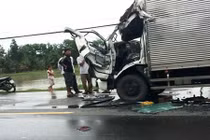 Xe tải 5 tấn văng xuống mương sau tai nạn chết người 