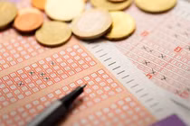 Mua cùng một số 5 năm, 6 công nhân nhận may mắn choáng váng...