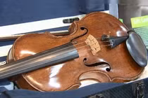 Nhân viên mua đàn cũ giá bèo, chủ tiệm giật mình nhận ra...