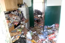 Kỳ quặc con gái mê sưu tầm rác, không hề biết mẹ chết thối 